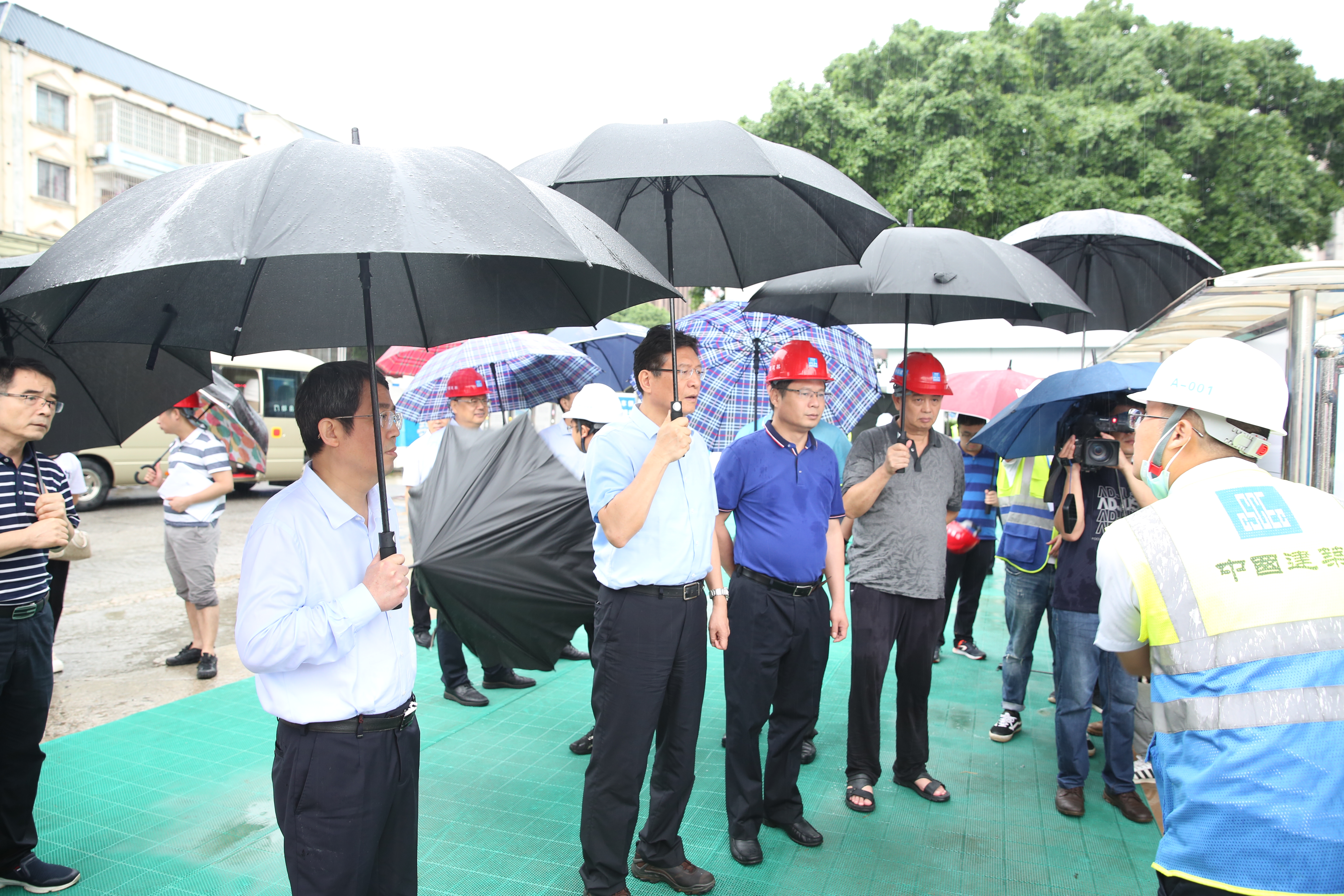 【轨道要闻】市委书记郑俊康,市长吴炜冒雨深入轨道集团重大项目建设