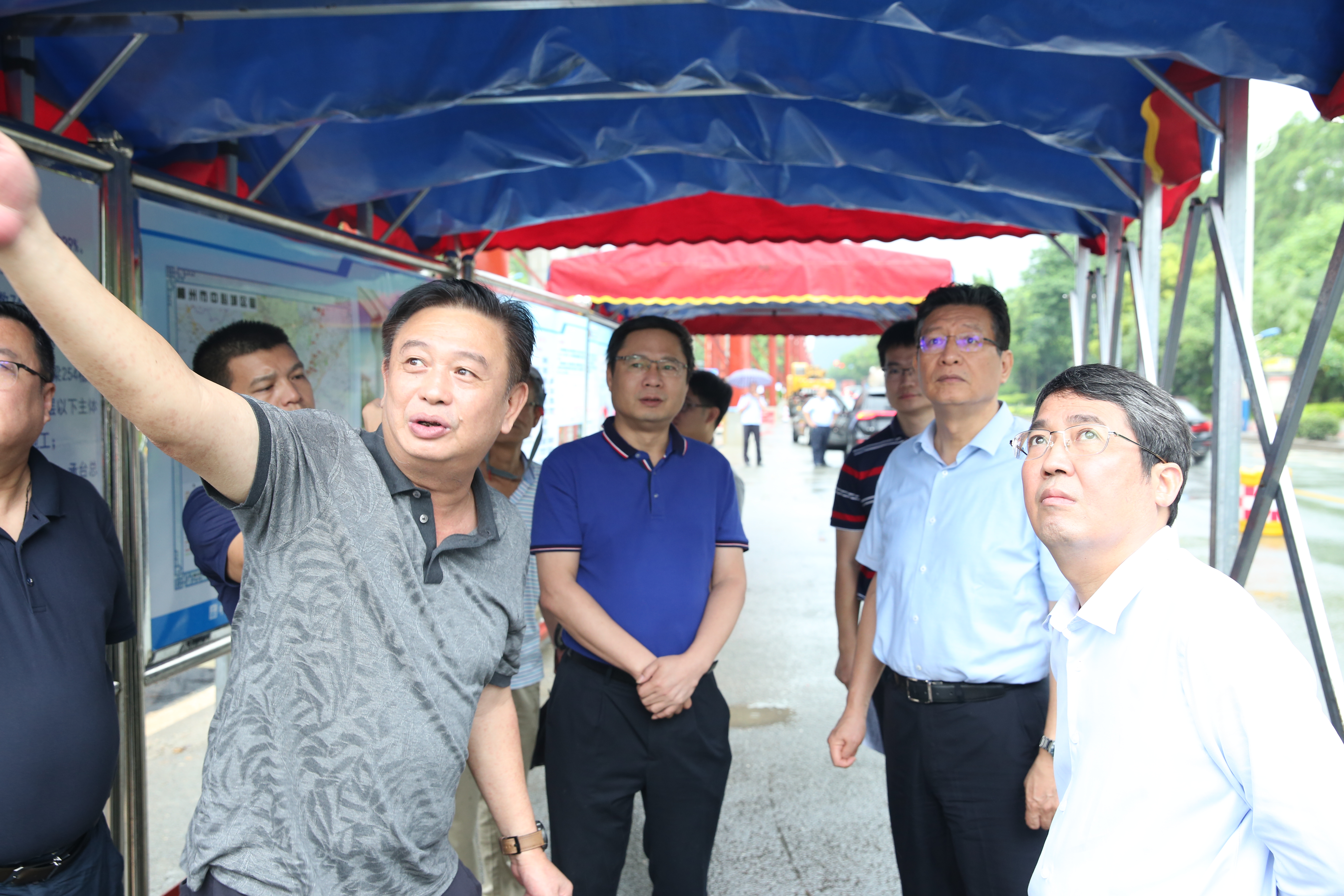 【轨道要闻】市委书记郑俊康,市长吴炜冒雨深入轨道集团