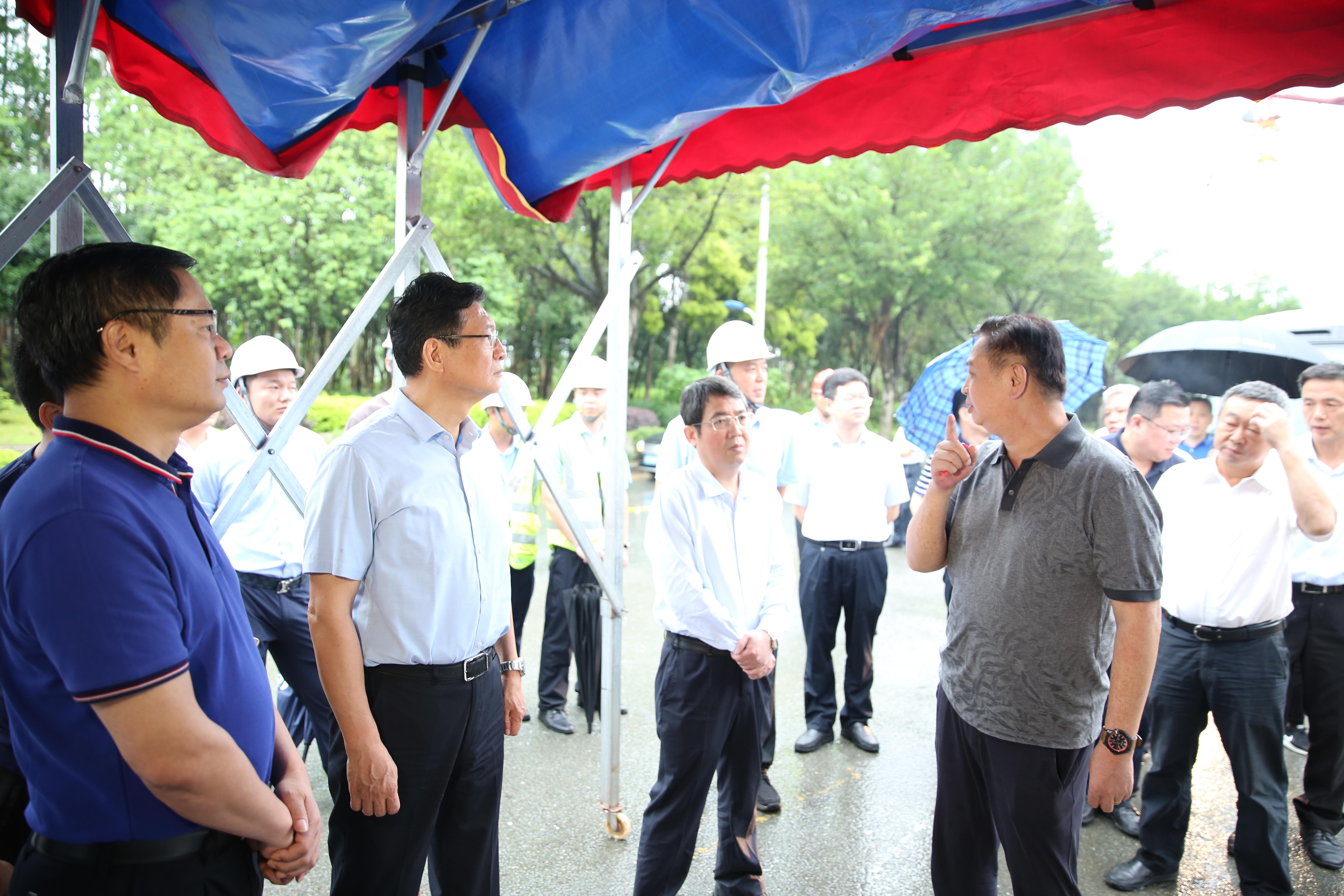 轨道要闻市委书记郑俊康市长吴炜冒雨深入轨道集团重大项目建设一线